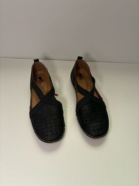Women's Black Cross-Strap Comfort Flats